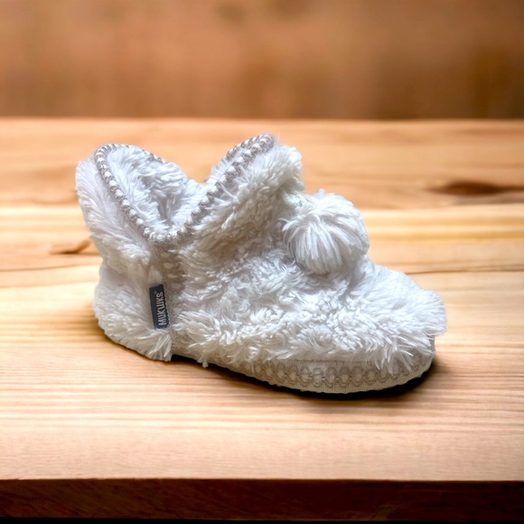 Muk Luks Short Bootie White Slippers Lined Hard Sole - Picture 1 of 7